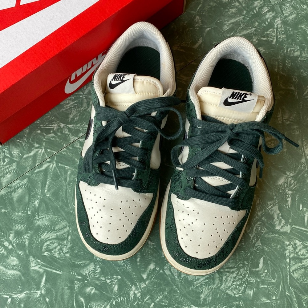 Women’s Nike Dunk Low size 7.5